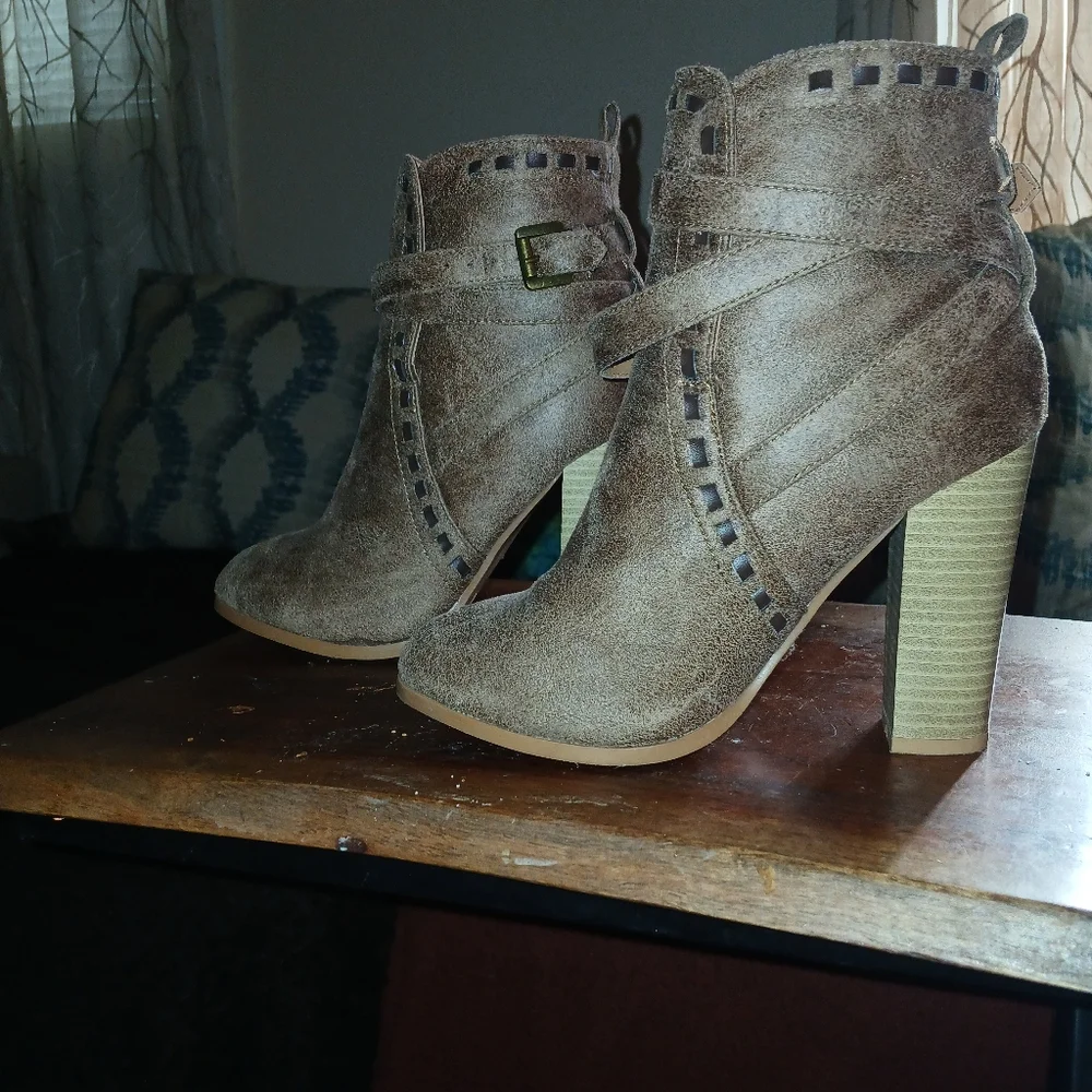 VENUS Booties - Picture 2 of 6